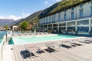 伊塞奥阿拉巴菲利斯酒店的酒店拥有游泳池和躺椅