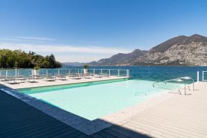 伊塞奥阿拉巴菲利斯酒店的享有水景和山景的游泳池