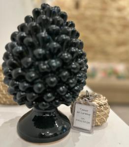 诺托Tannur Del Carmine的黑色花瓶,上面满是黑球