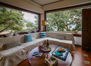 蒙特罗索阿尔马雷Villa Tanca With AC, Terrace and Views的客厅配有沙发和桌子