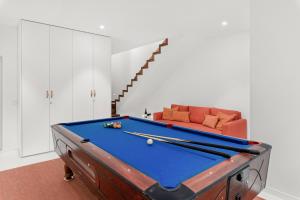 吉亚德伊索拉KARAT Villa Zambrano - INCLUDES GOLF CART and DAILY MAID SERVICE的客房设有台球桌和沙发。