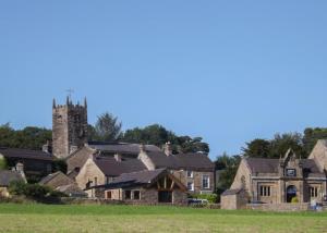 LongnorLongnor Wood Holiday Park的一座古老的村庄,有教堂和塔楼