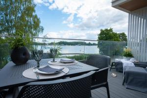 奥尔什丁Olimpijska Premium by RENT4YOU的水景甲板上的桌椅