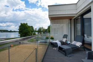 奥尔什丁Olimpijska Premium by RENT4YOU的享有水景的房屋阳台