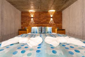 普罗夫迪夫Industrial-style 2BD Loft with Parking Spot的一间卧室配有一张大床和两个枕头