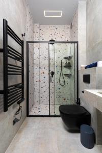 普罗夫迪夫Industrial-style 2BD Loft with Parking Spot的带淋浴和黑色卫生间的浴室