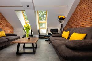 普罗夫迪夫Industrial-style 2BD Loft with Parking Spot的带沙发和砖墙的客厅