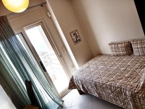 福德勒Korfe Estate的一间卧室设有一张床和一个大窗户