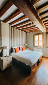 利翁拉福雷独角兽和Spa酒店的一间卧室配有一张带橙色枕头的大床