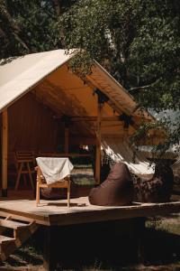 LeplyavoGlamping Mandra Kanev的帐篷配有椅子和吊床