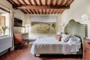 拉达-因基安蒂Borgo Vescine的一间卧室设有一张床和一个大窗户