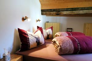 施库尔Chasa Prümaran的一间卧室配有两张带枕头的床。