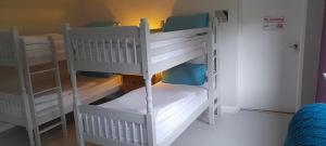 Ballaghnatrillick本韦斯金中心酒店的小客房内设有两张白色双层床
