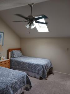 奥沙克湖Regatta Bay的一间卧室配有两张床和吊扇