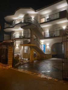 泰卡斯Hotel il Rosone的一座建筑的侧面,晚上有楼梯
