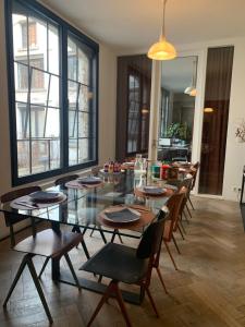 布鲁塞尔多瑞穆住宿加早餐旅馆的一间设有玻璃桌和椅子的用餐室