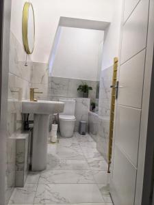 汉密尔顿Sweeney Stays, Cadzow Apartment的白色的浴室设有水槽和卫生间。