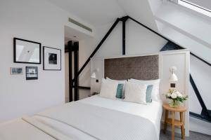 爱丁堡仕骅廷古城钱伯斯酒店公寓的卧室配有白色床和黑白床头板