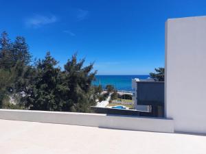 Dar el KoudiaThe Green Blue House的享有海景。
