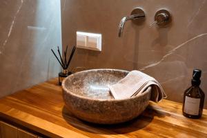 滨湖科伊查赫Pyramidenkogel Lodge的木制柜台上带大碗水槽的浴室