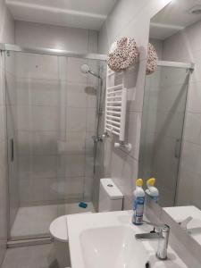 马德里Habitación en Madrid的带淋浴、盥洗盆和卫生间的浴室
