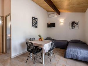 利勒鲁斯Holiday Home San Antoine - IRU140 by Interhome的一间带桌子和沙发的用餐室