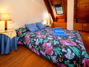 普拉德埃米塔Apartment Herbasabina by Interhome的一间卧室配有一张带五颜六色棉被的床