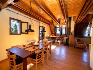 普拉德埃米塔Apartment Herbasabina by Interhome的用餐室配有大型木桌和椅子