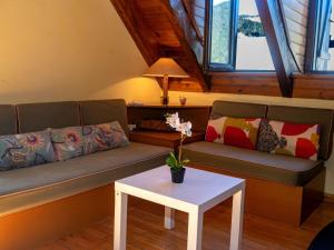 普拉德埃米塔Apartment Herbasabina by Interhome的客厅配有沙发和桌子