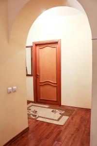 阿拉木图Tolebaeva 65的一间设有门和木地板的客房