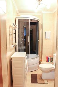 阿拉木图Tolebaeva 65的浴室配有卫生间、盥洗盆和淋浴。