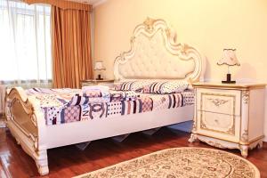 阿拉木图Tolebaeva 65的一间卧室配有一张大床和一张桌子