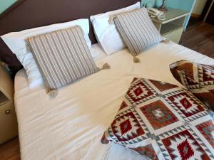 阿吉奥斯伊欧尼斯Galini Hotel Agios Ioannis Pelion的床上有2个枕头