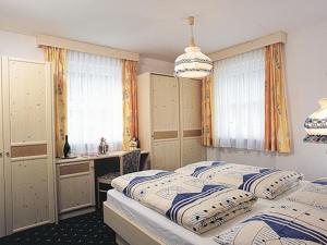 奥蒂塞伊埃尔维斯公寓的一间卧室设有两张床、一张桌子和窗户。