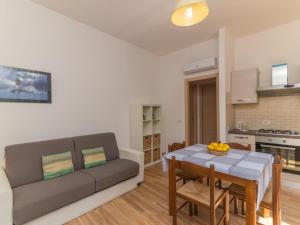 泰斯塔角Apartment Lampara by Interhome的客厅配有沙发和桌子