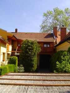 莫雄马扎尔古堡Lunczer Vendégház的前面有车库的房子