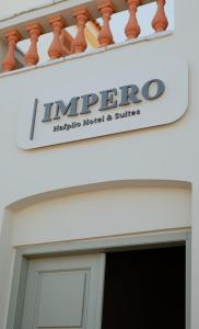纳夫普利翁Impero Nafplio Hotel & Suites的酒店门上的标志