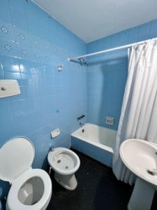 布宜诺斯艾利斯Abasto Lindo Dpto 2 Amb c Cocina Mantenemos Precio的蓝色的浴室设有卫生间和水槽