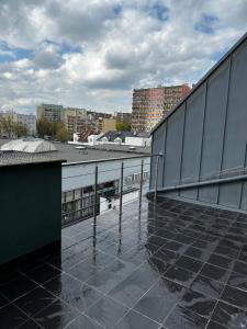 耶莱尼亚古拉Loft Elsnera3的从建筑屋顶上可欣赏到城市美景