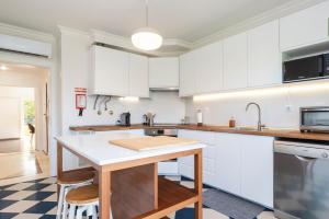 卡斯卡伊斯Cascais Duplex Apartment的厨房配有白色橱柜和台面