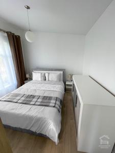 比尔扎伊Apartamentai Biržuose, Cozy Modern Bungalows的卧室配有白色的床和白色梳妆台