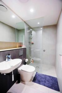 悉尼3BR Apt near Stadiums, Family-Friendly, Cozy decor的一间带水槽、卫生间和淋浴的浴室