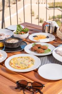 马萨阿拉姆Wadi Sabarah Lodge的一张桌子,上面放着食物和玻璃杯