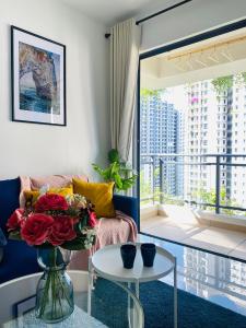 振林山Sea&CityView 2-bedroom Fully Furnished Apartment Forest City #freeWIFI的客厅配有沙发和鲜花桌
