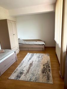 大特尔诺沃Apartment VEDA 2的一间设有两张床的客房,地板上铺有地毯。