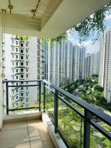 振林山Sea&CityView 2-bedroom Fully Furnished Apartment Forest City #freeWIFI的阳台享有高楼的景致。