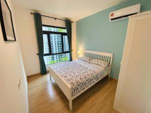 振林山Sea&CityView 2-bedroom Fully Furnished Apartment Forest City #freeWIFI的一间卧室设有一张床和一个大窗户