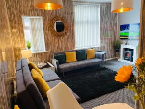 霍利韦尔Holywell Apartment - Luxury One Bedroom Apartment的带沙发和电视的客厅