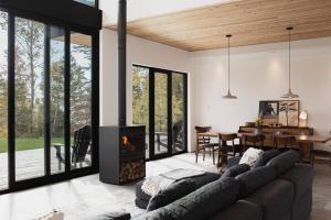 拉马巴耶Le Ruisseau: luxurious villa in Charlevoix.的带沙发和壁炉的客厅