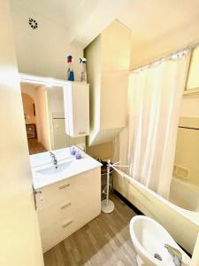 蒙特卡罗Monaco Home just 200 mt from Casinò Monte Carlo的浴室配有盥洗盆、卫生间和浴缸。